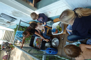 Abwasch auf dem Balkon